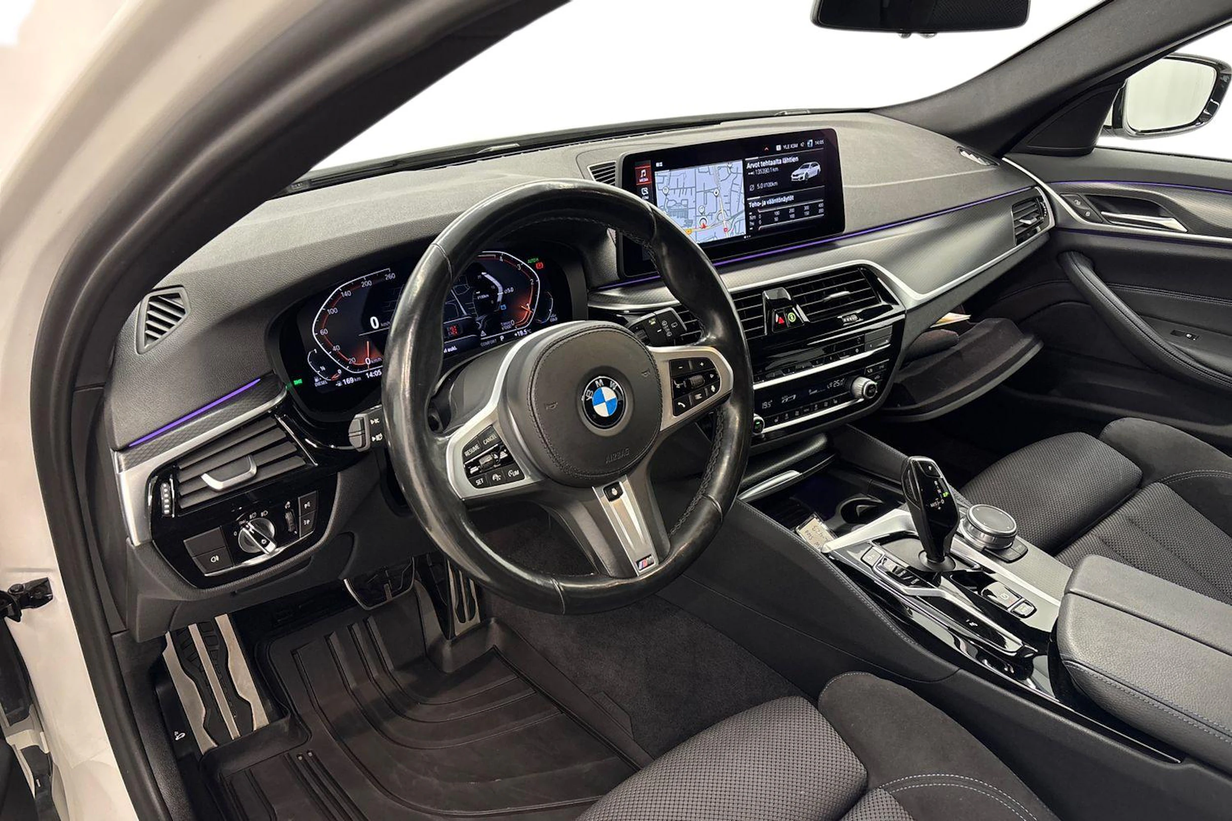 valkoinen BMW 520 2022 kuva 8.