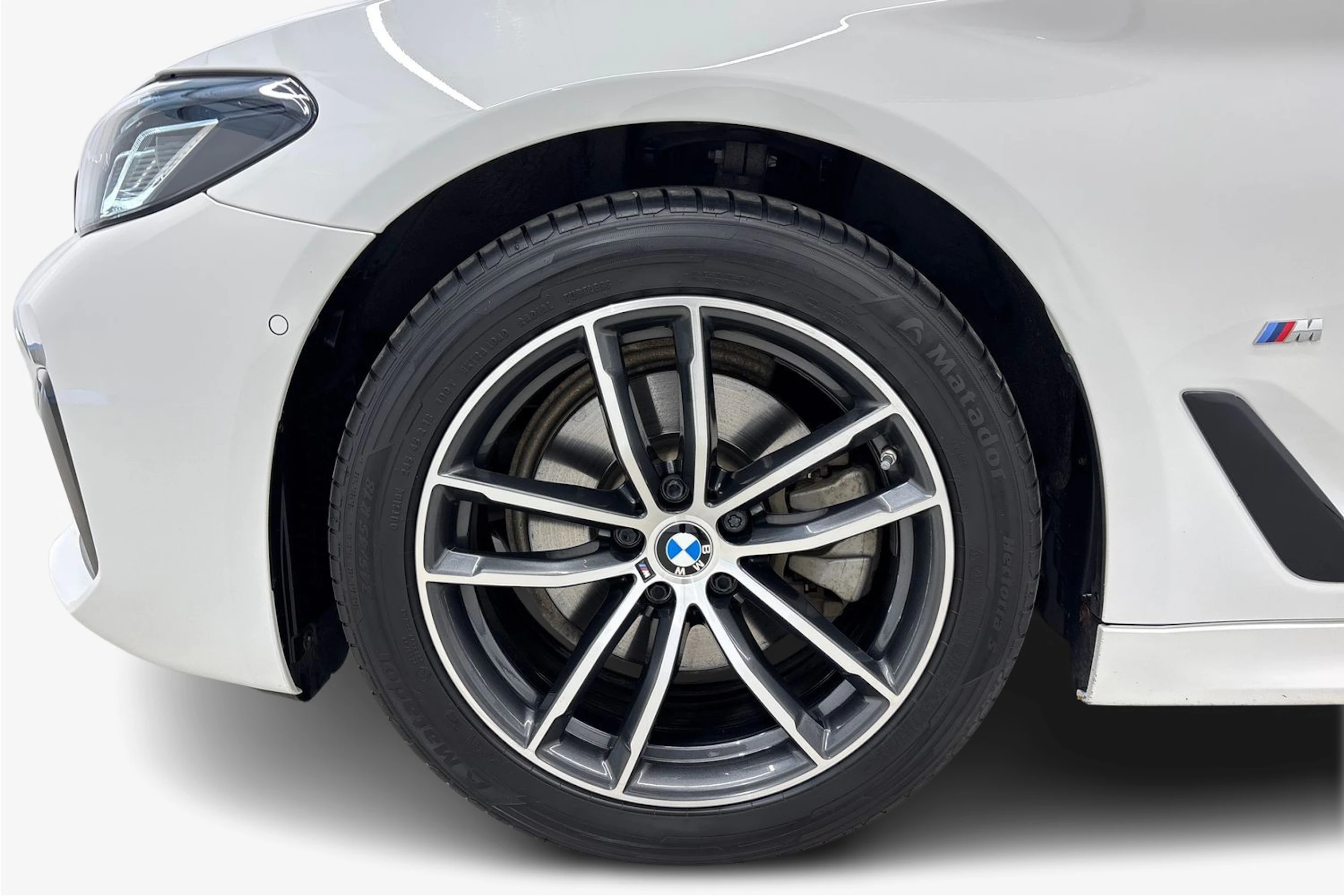 valkoinen BMW 520 2022 kuva 12.