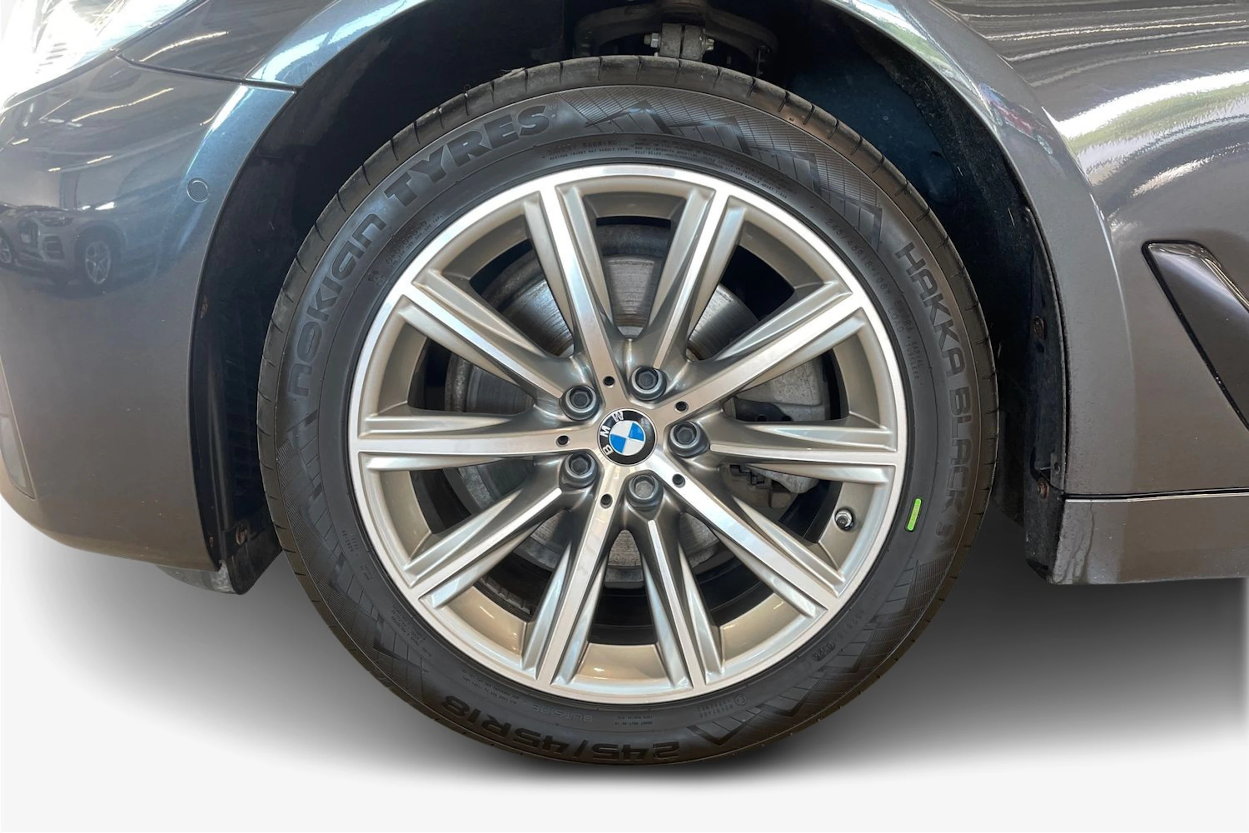 harmaa BMW 520 2022 kuva 9.