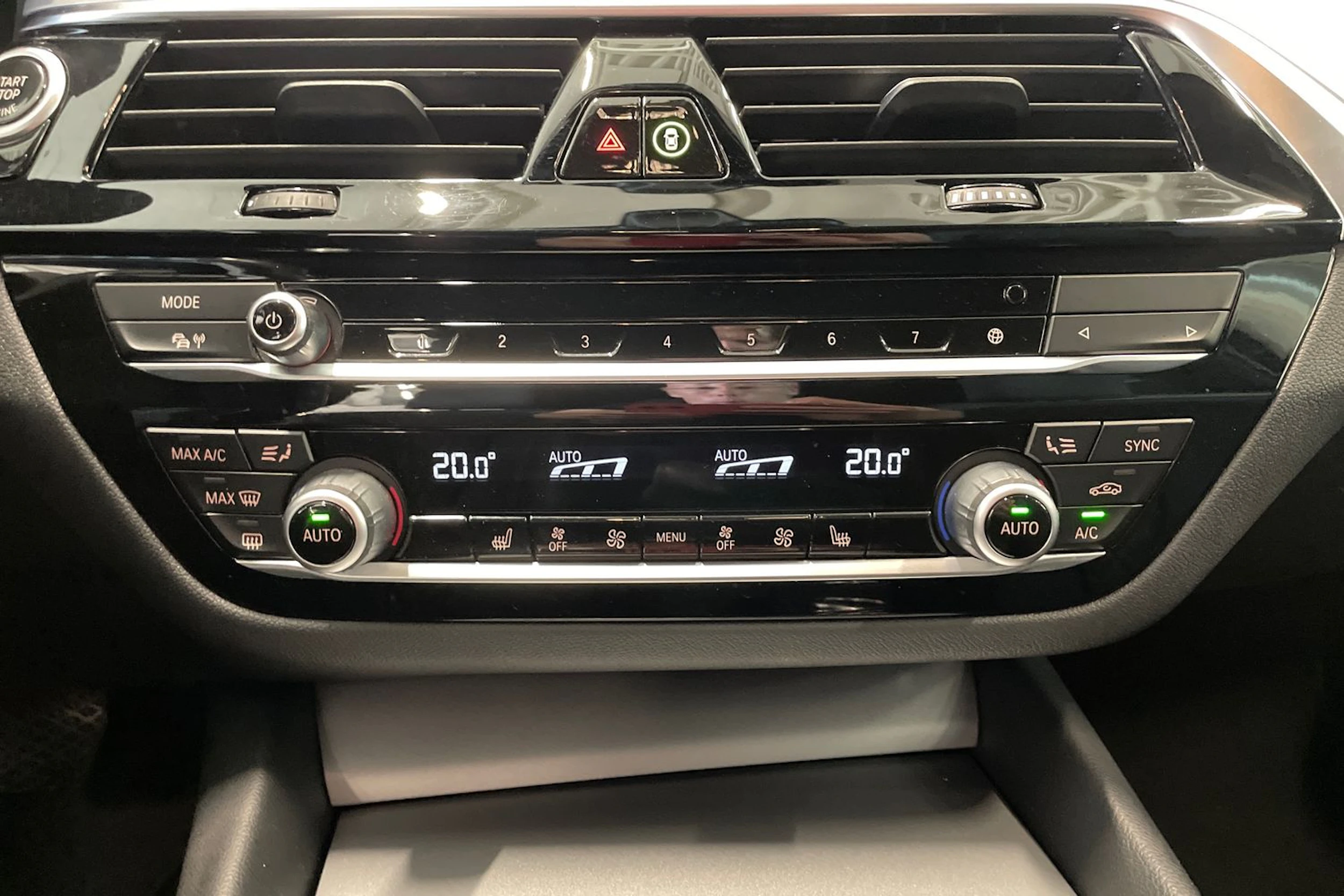 harmaa BMW 520 2022 kuva 27.