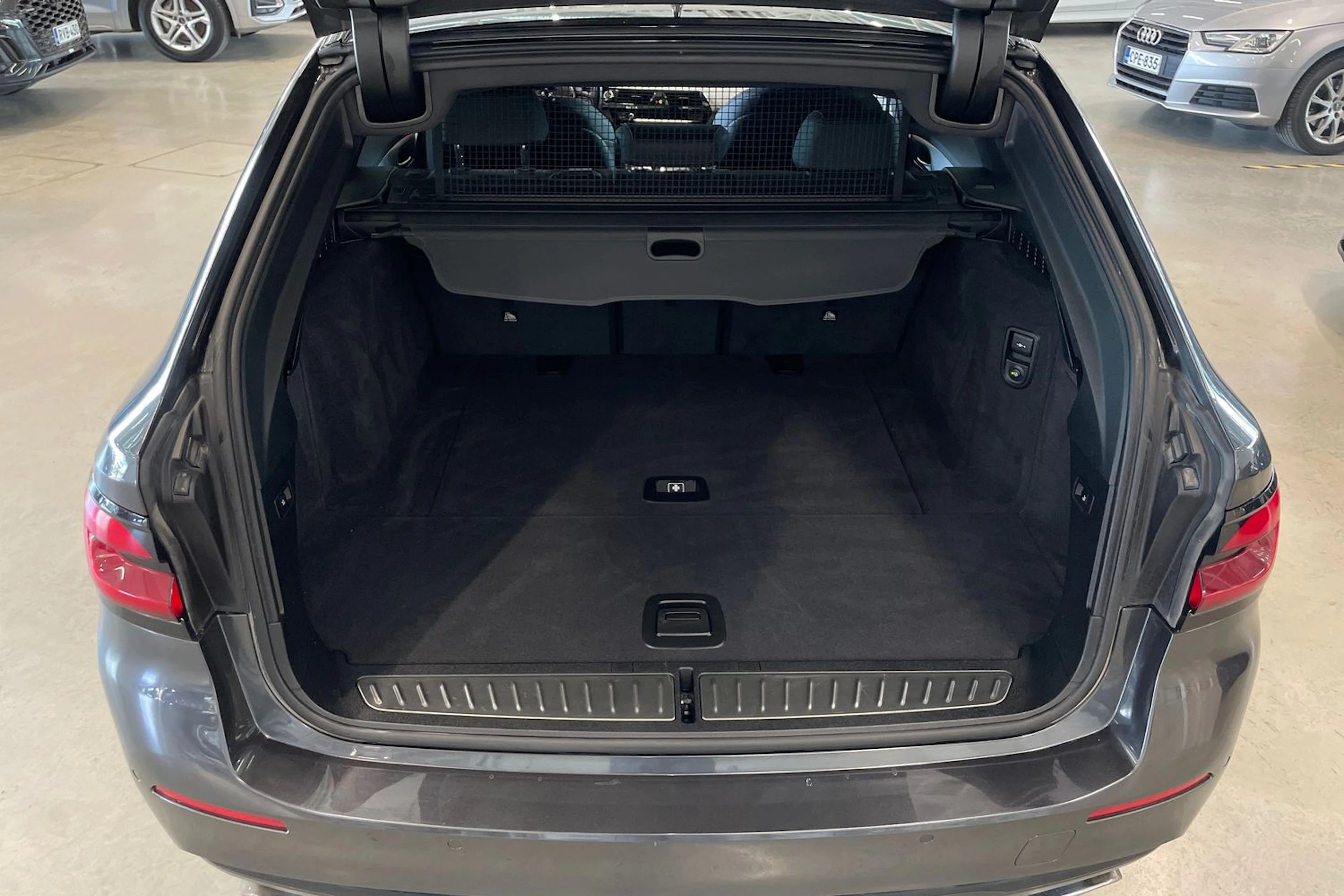 harmaa BMW 520 2022 kuva 29.