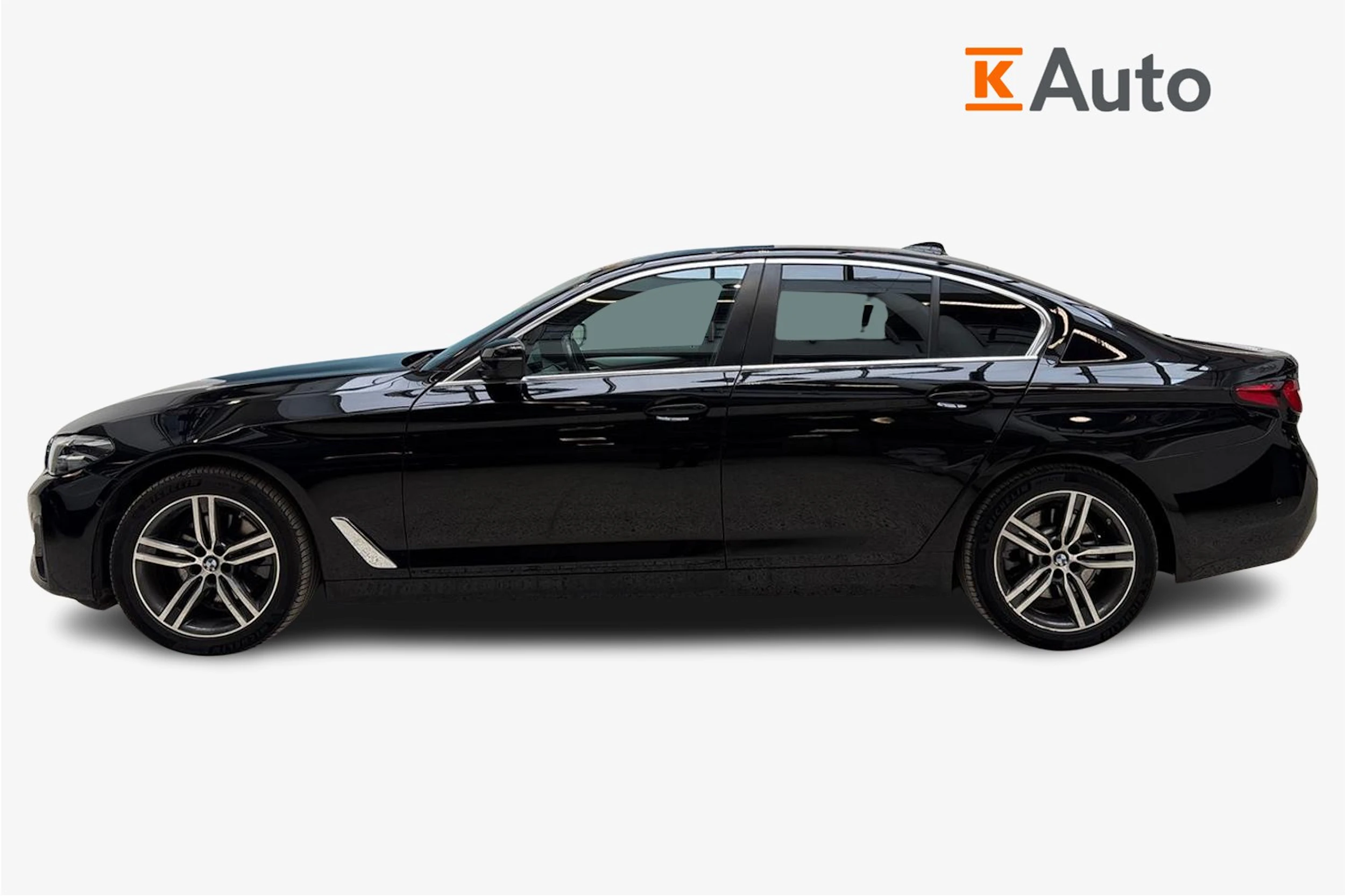 musta BMW 520 2022 kuva 5.