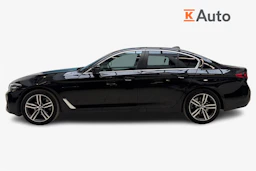 musta BMW 520 2022 kuva 5.