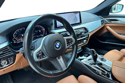 musta BMW 520 2022 kuva 6.