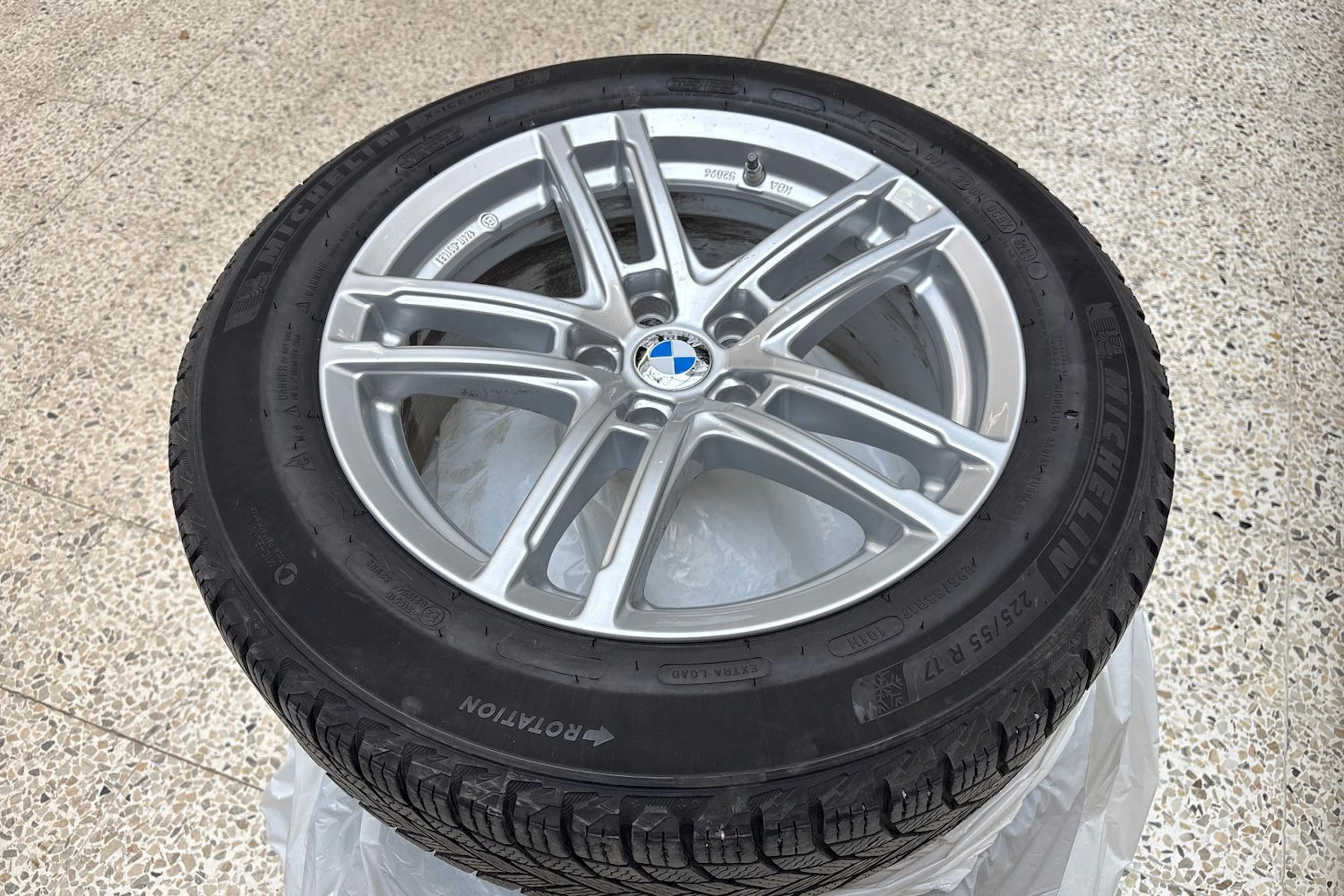 musta BMW 520 2022 kuva 11.