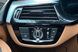 musta BMW 520 2022 kuva 16.
