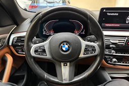 musta BMW 520 2022 kuva 17.