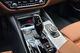musta BMW 520 2022 kuva 20.