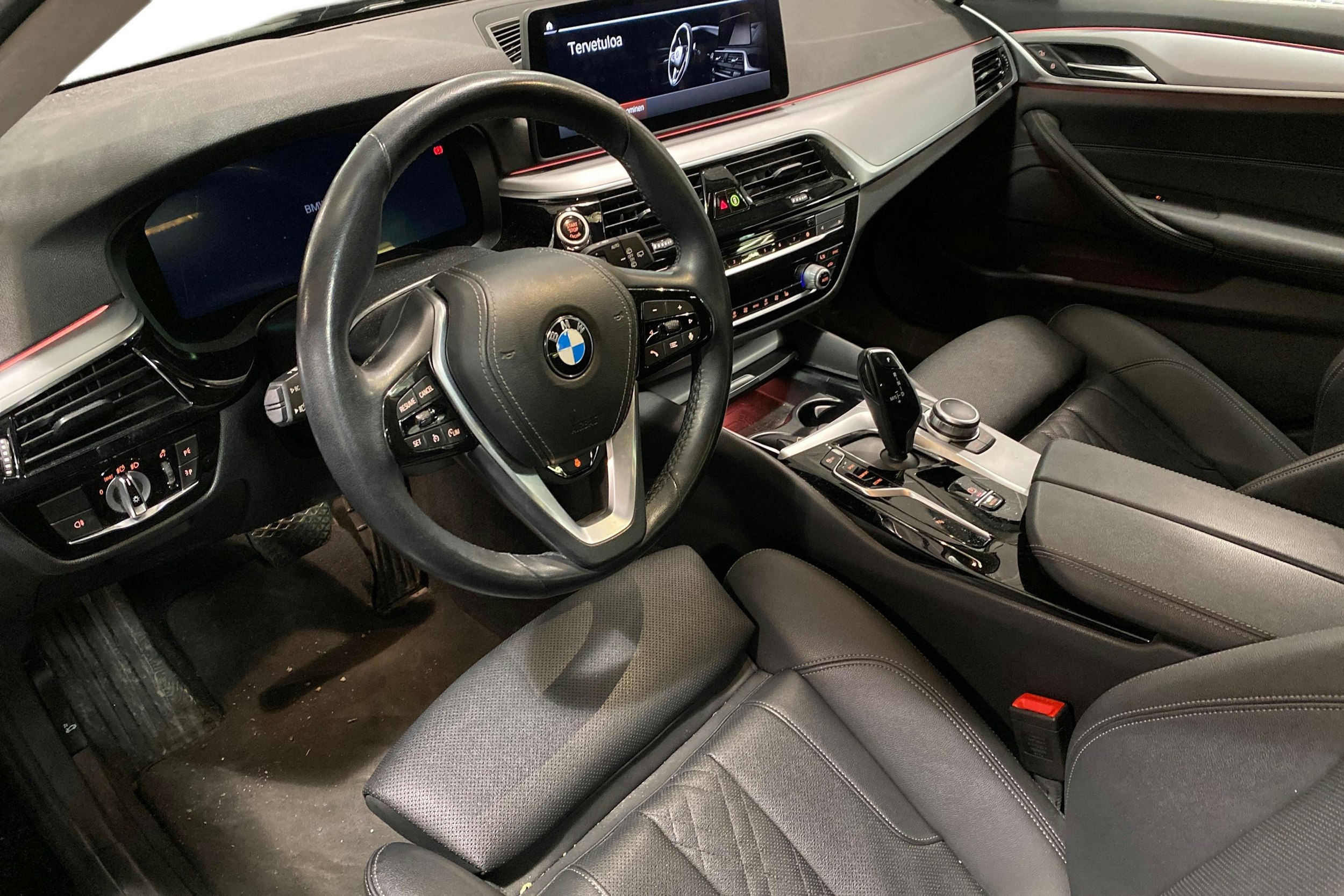 musta BMW 520 2022 kuva 3.