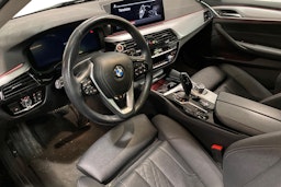 musta BMW 520 2022 kuva 3.