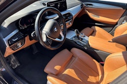 harmaa BMW 520 2023 kuva 3.