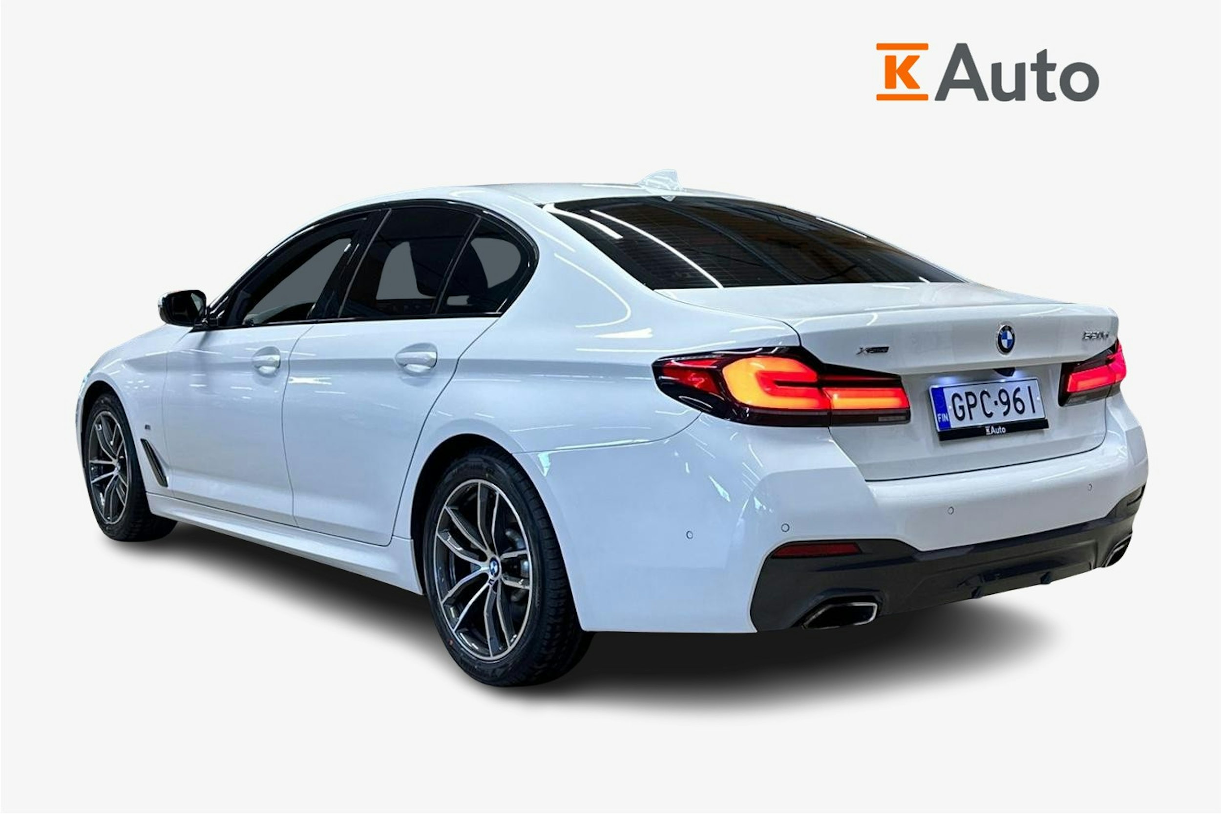 valkoinen BMW 520 2023 kuva 2.