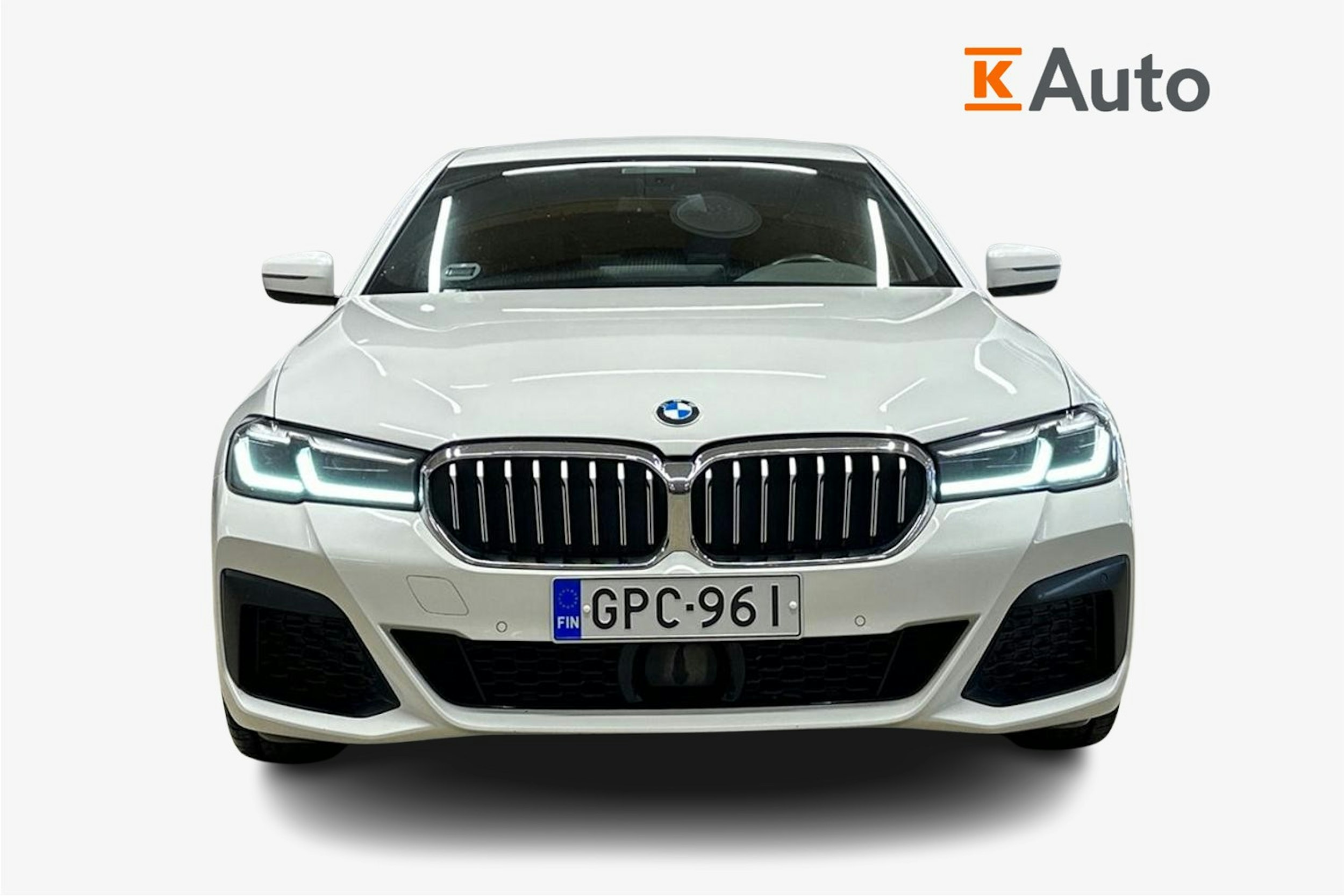 valkoinen BMW 520 2023 kuva 5.