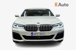 valkoinen BMW 520 2023 kuva 5.