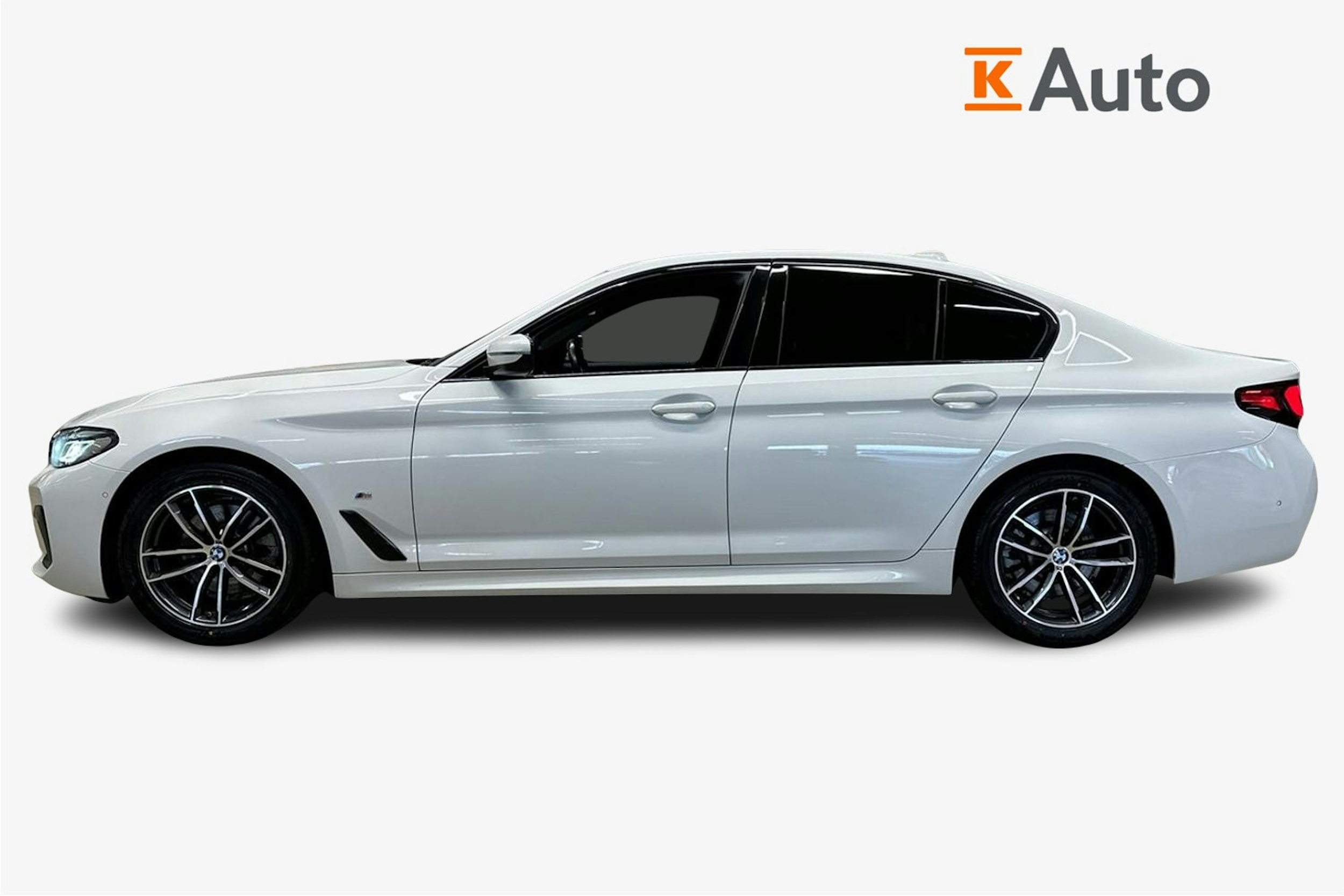 valkoinen BMW 520 2023 kuva 6.