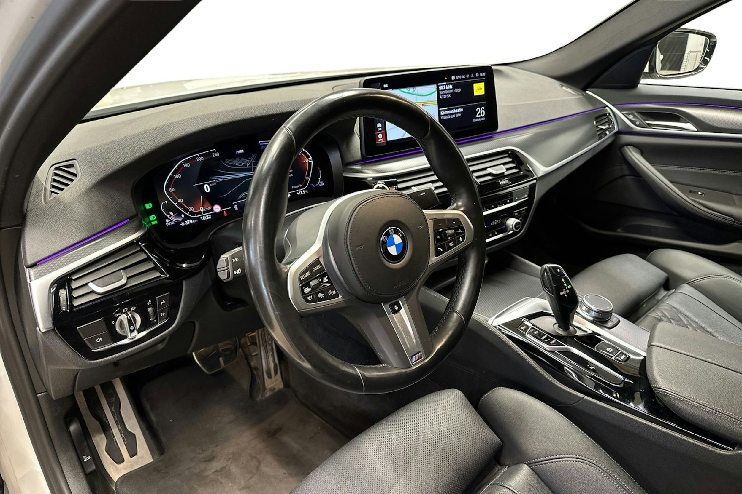valkoinen BMW 520 2023 kuva 7.