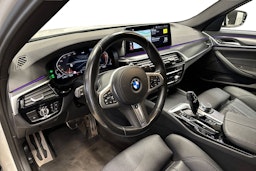 valkoinen BMW 520 2023 kuva 7.