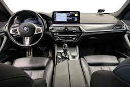 valkoinen BMW 520 2023 kuva 9.