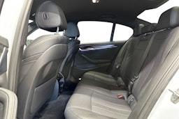 valkoinen BMW 520 2023 kuva 10.