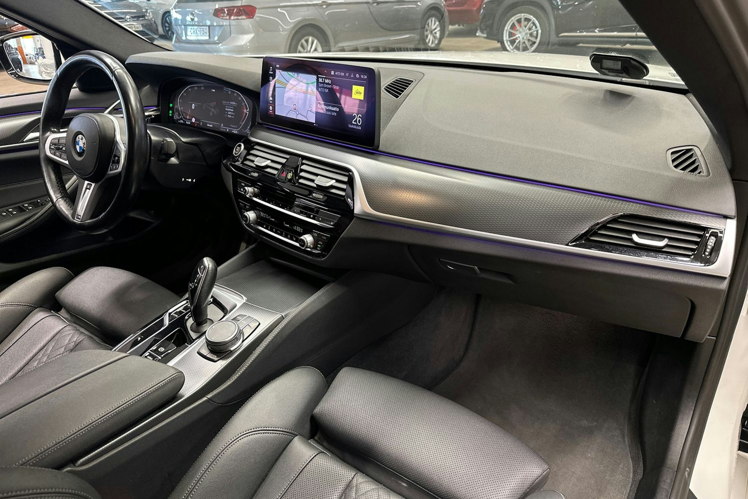 valkoinen BMW 520 2023 kuva 12.