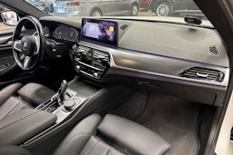 valkoinen BMW 520 2023 kuva 12.