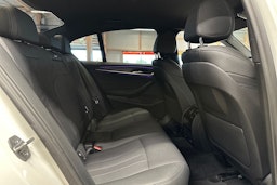 valkoinen BMW 520 2023 kuva 14.