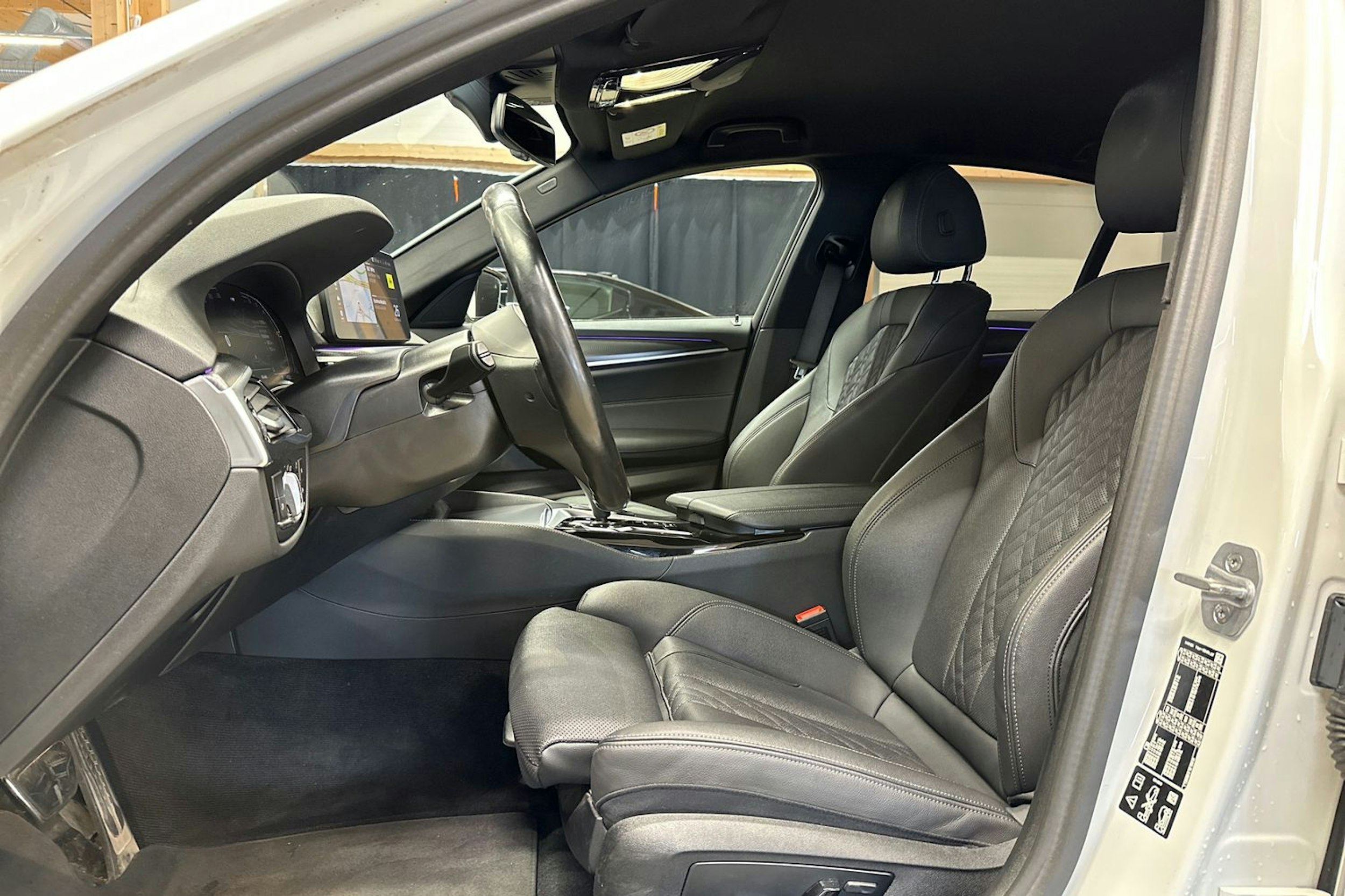 valkoinen BMW 520 2023 kuva 15.