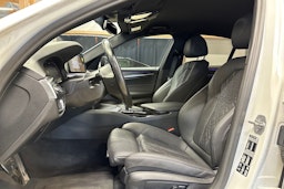 valkoinen BMW 520 2023 kuva 15.
