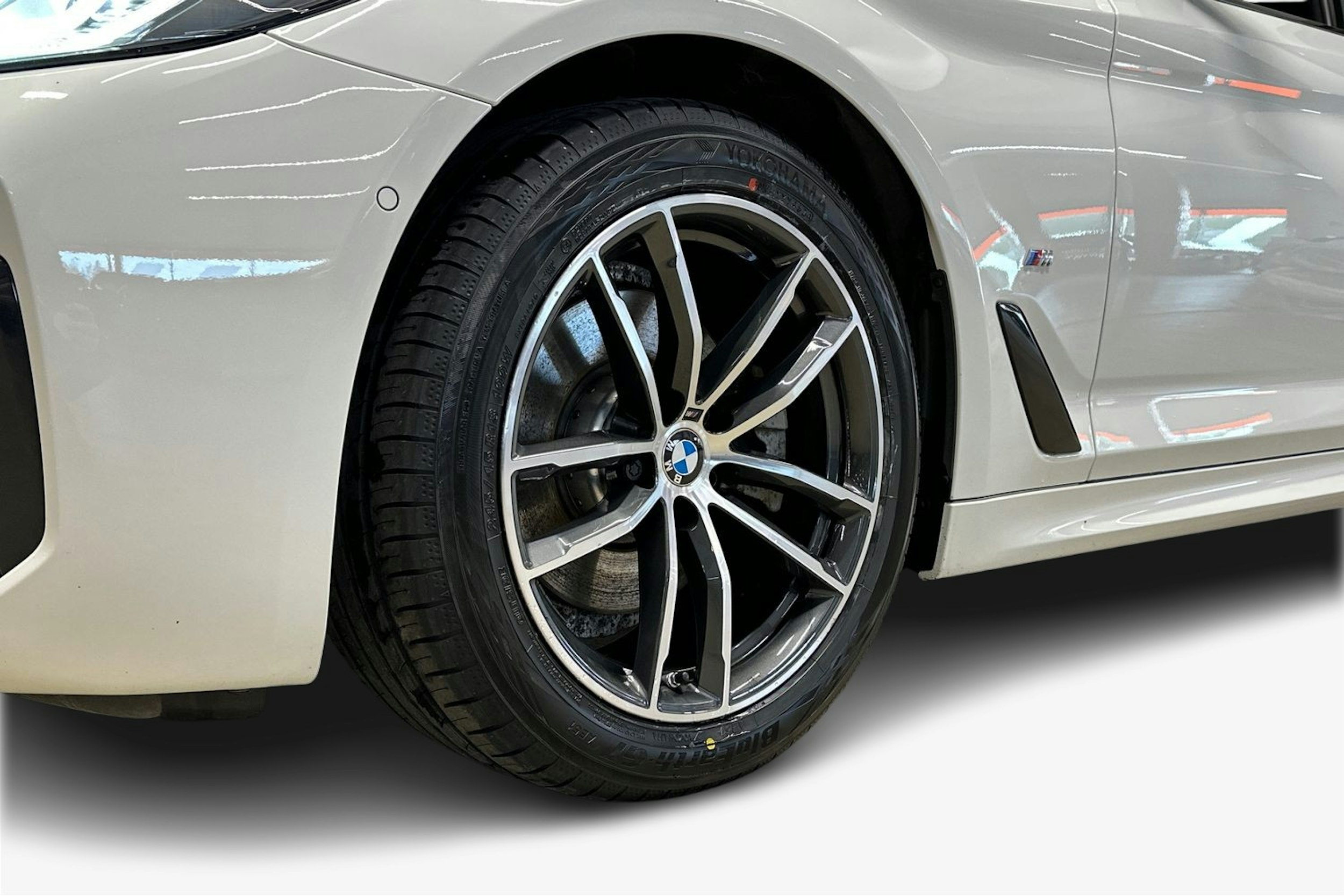 valkoinen BMW 520 2023 kuva 16.