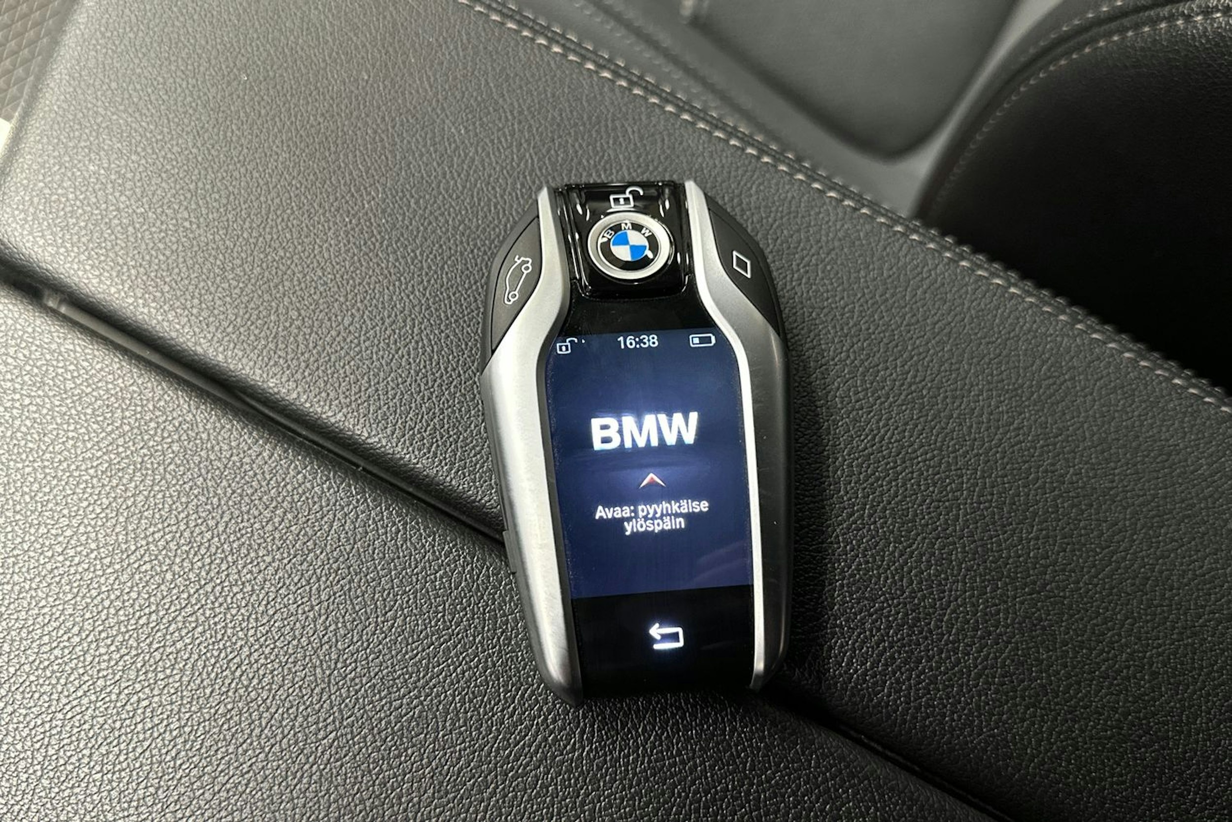 valkoinen BMW 520 2023 kuva 25.