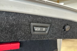 valkoinen BMW 520 2023 kuva 37.