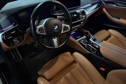 Musta BMW 520 2023 kuva 3.