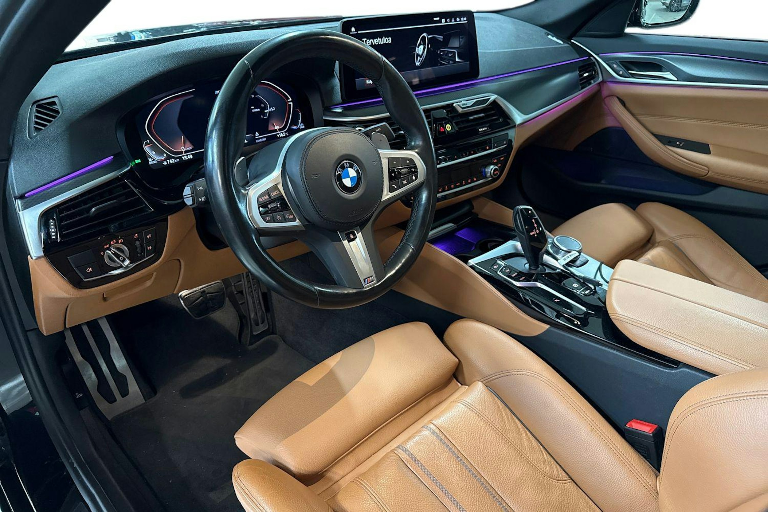 sininen BMW 520 2022 kuva 7.