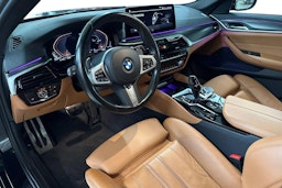 sininen BMW 520 2022 kuva 7.
