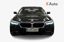 musta BMW 520 2023 kuva 5.