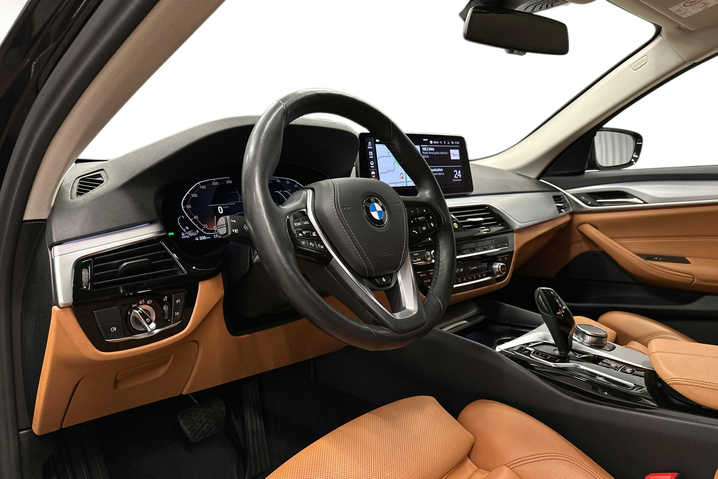 musta BMW 520 2023 kuva 7.