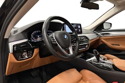 musta BMW 520 2023 kuva 7.