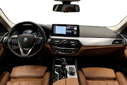 musta BMW 520 2023 kuva 9.