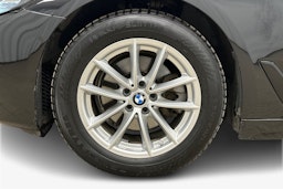 musta BMW 520 2023 kuva 11.