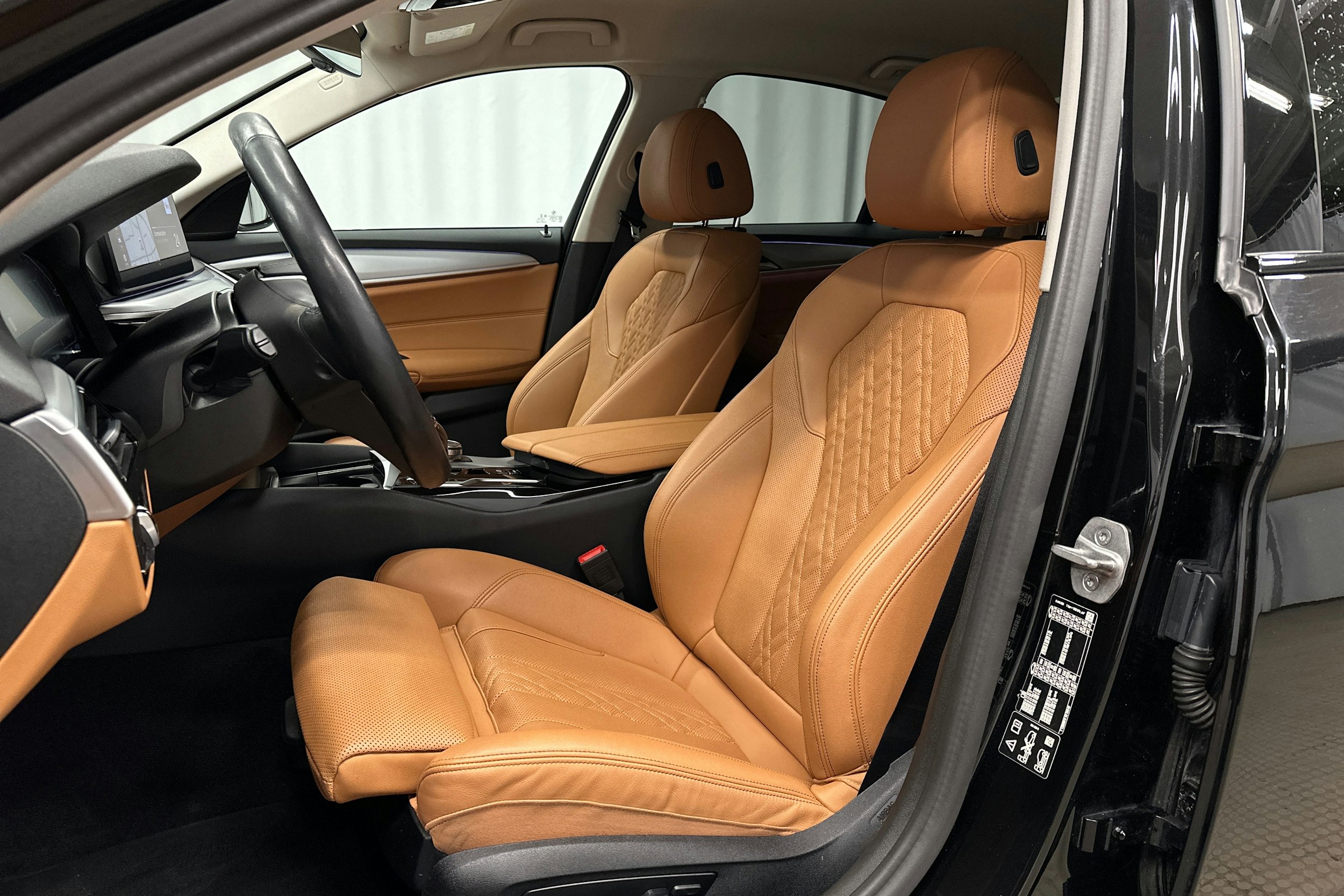 musta BMW 520 2023 kuva 15.