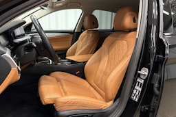 musta BMW 520 2023 kuva 15.