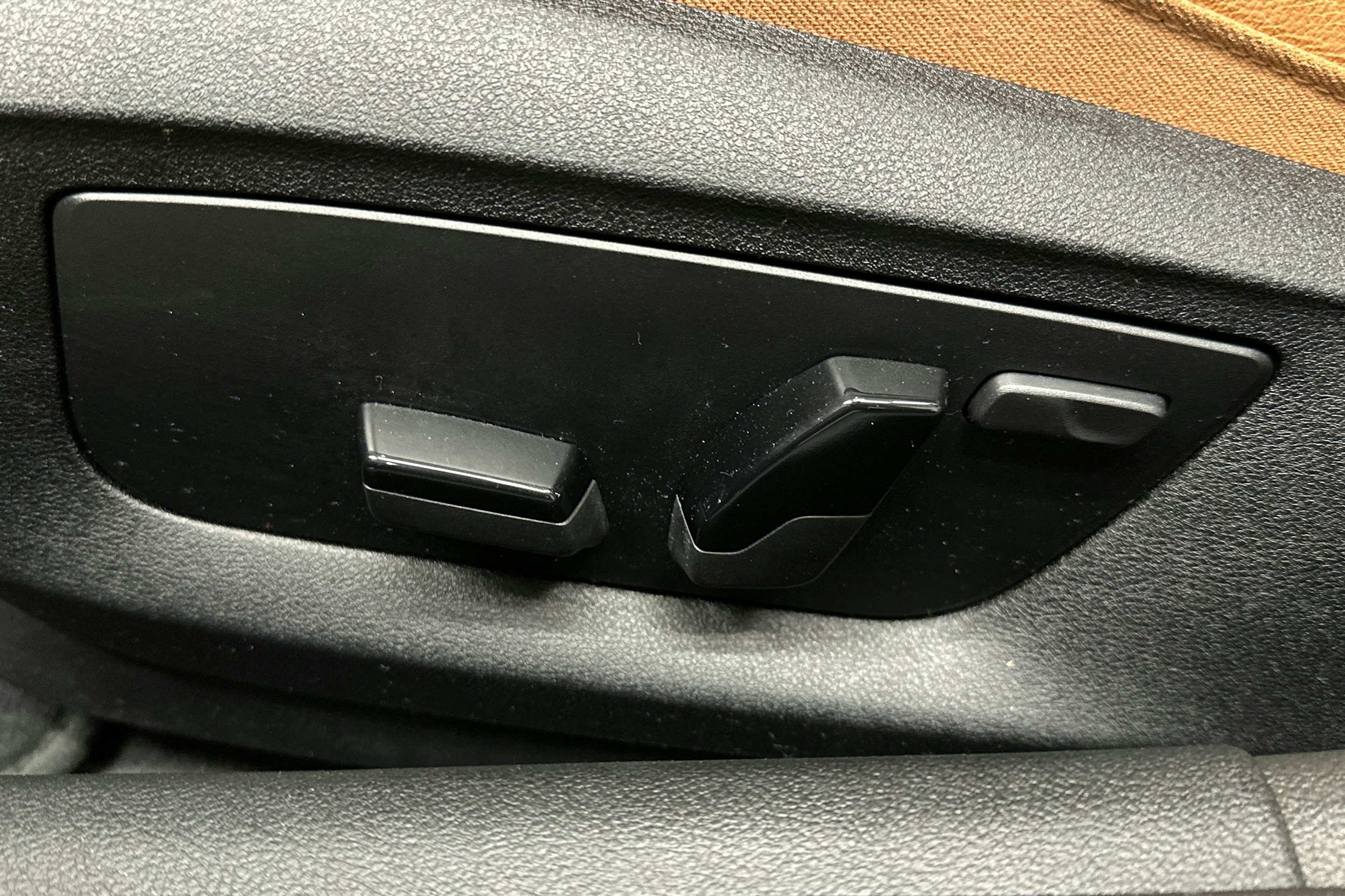 musta BMW 520 2023 kuva 16.