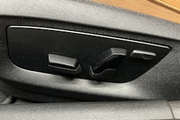 musta BMW 520 2023 kuva 16.