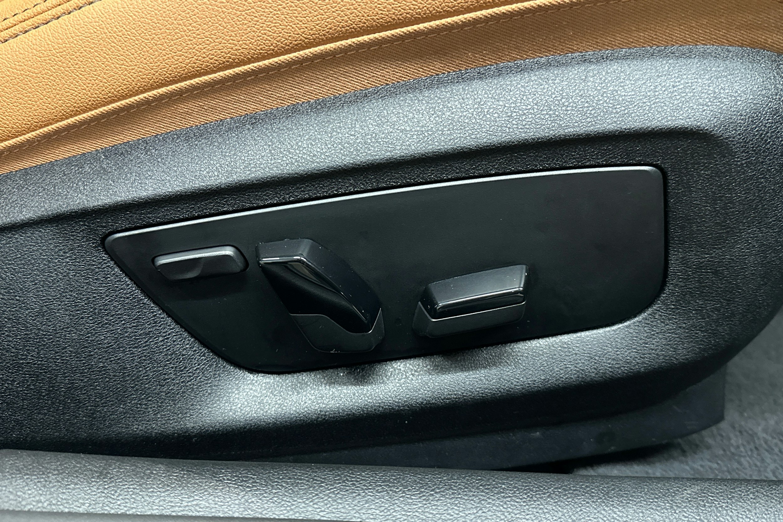 musta BMW 520 2023 kuva 17.