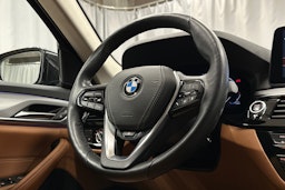 musta BMW 520 2023 kuva 18.