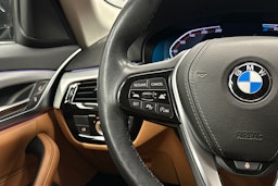 musta BMW 520 2023 kuva 19.