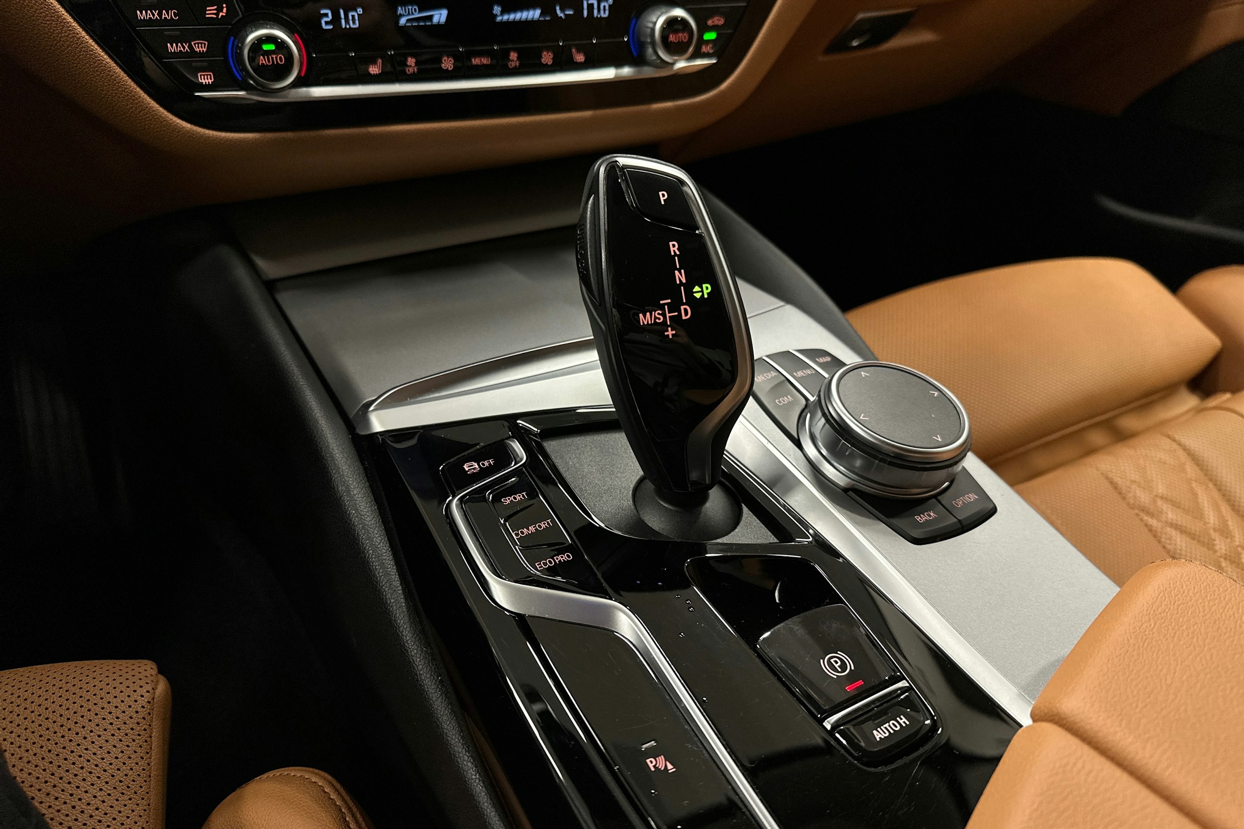 musta BMW 520 2023 kuva 22.