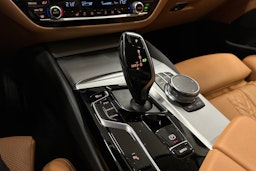 musta BMW 520 2023 kuva 22.