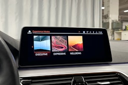 musta BMW 520 2023 kuva 27.