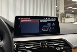 musta BMW 520 2023 kuva 28.